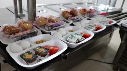 Karantinada kalanlara hijyenik şartlarda yemek dağıtımı