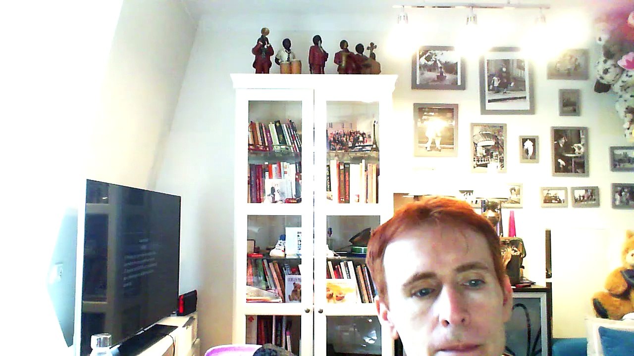 Wiwi égratigne "garçon galère" de Yianna Katsoulos