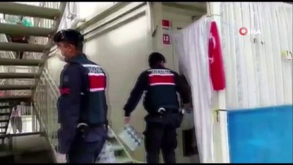 Mehmetçik'ten depremzede çocuklara şefkat