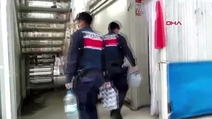 Jandarma ve Kızılay'dan depremzedelere içme suyu servisi