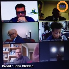 En pleine réunion en face cam, un politicien attrape son chat et le jette violemment !