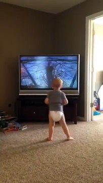 Ce bébé imite parfaitement les gestes du film Rocky