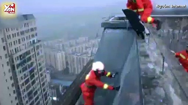 Cậu bé 8 tuổi đòi nhảy từ lầu 33 xuống đất vì không muốn đi học