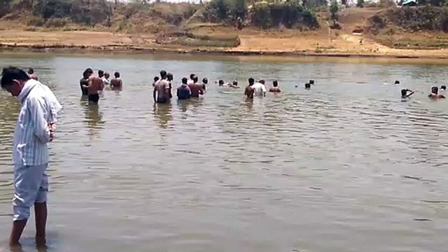 नहाने गए तीन युवक नदी में डूब गए