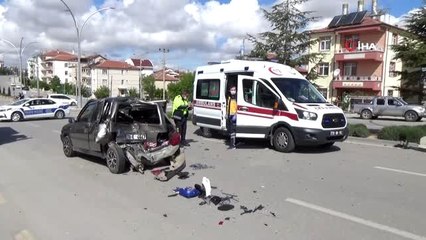 Kamyonetin çarptığı otomobil hurdaya döndü: 1 yaralı