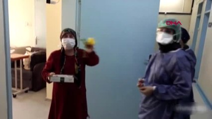 Koronavirüsü yendi, baklava ve oyun havasıyla taburcu edildi