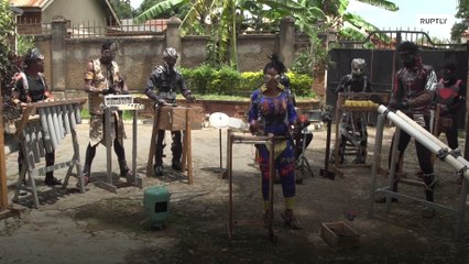 Banda Fulu Musiki, que toca em instrumentos feitos de lixo, fica presa em estúdio por causa do corona
