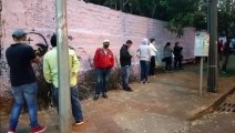 Para saque do auxílio-emergencial, fila se forma desde as 2h30 na agência Verdes Campos