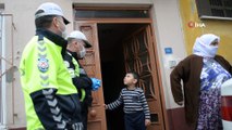 Polis ekipleri çocuklar için kapı kapı gezip hediye dağıttı