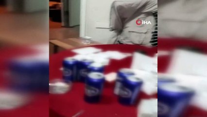 Kumar oynarken basıldı karanlıkta saklanmak için ağaca çıktı