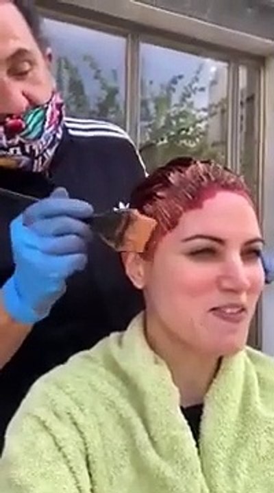 Μαίρη Συνατσάκη: Έβαψε τα μαλλιά της στη μέση του δρόμου - Δεν έχει ξαναγίνει!