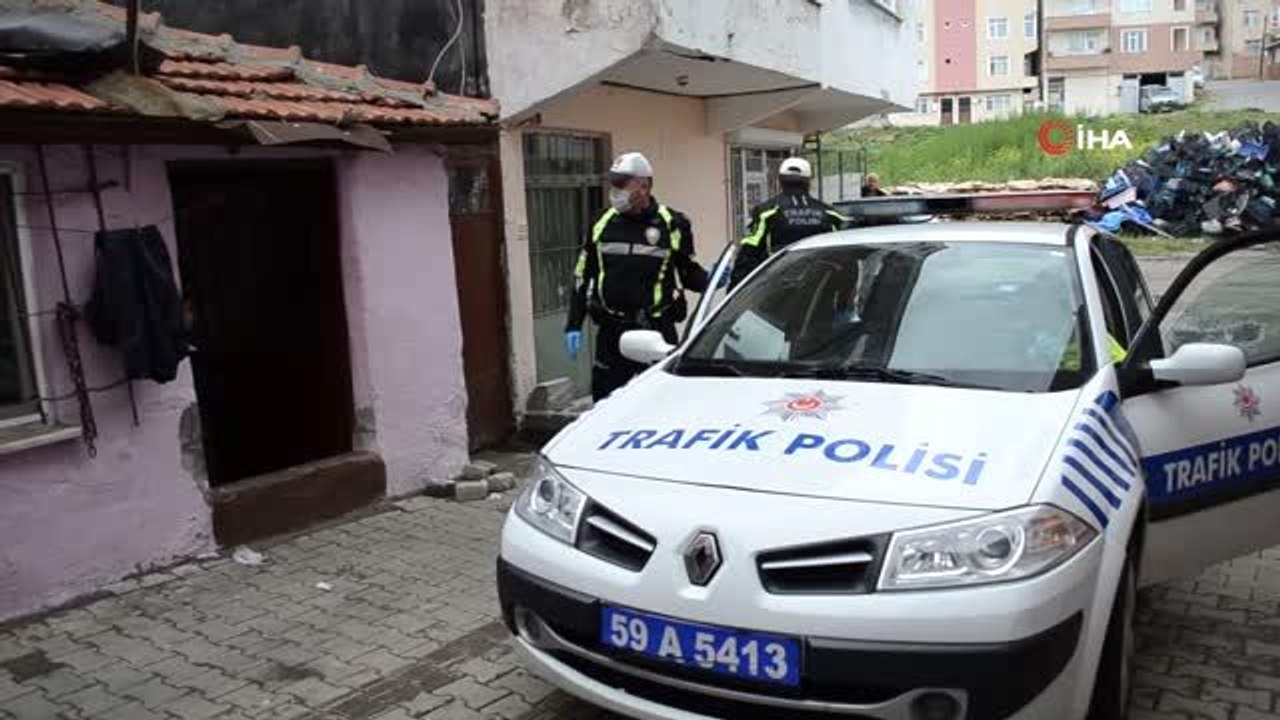 Polis ekipleri çocuklar için kapı kapı gezip hediye dağıttı