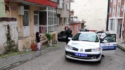 Tekirdağ'da polis evden eve dolaşıp çocuklara hediye dağıttı