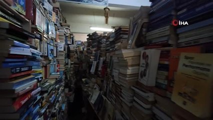 Günlerini 33 metrekarelik dükkanda 40 bin kitap arasında geçiriyor