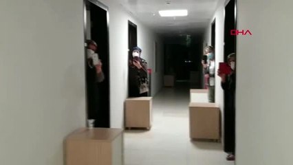 Karantina yurdunda kalan öğrenci, kontrabasıyla konser verdi