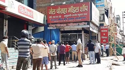 झांसी में खुली शराब की दुकान