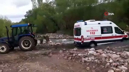 Çayda mahsur kalan ambulansın yardımına köylüler yetişti