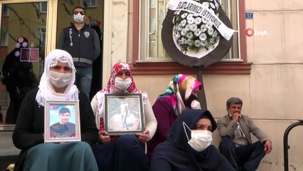 Evlat Nöbetindeki Aileler HDP Binası Önüne Siyah Çelenk Bıraktı