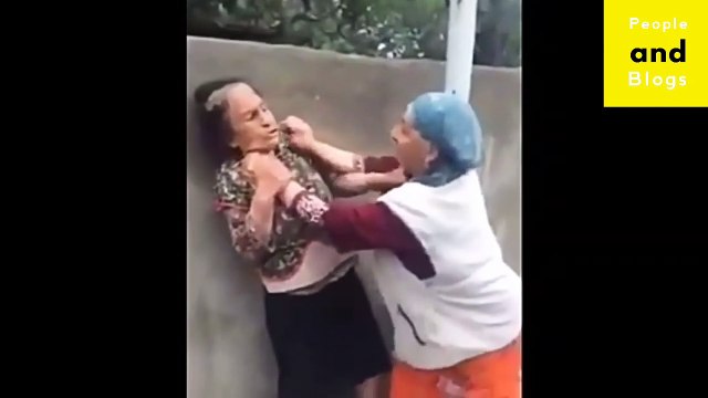 A mourrir de rire bagarre entre deux mamies