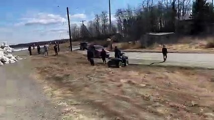 Cette rivière gelée avance et recouvre la route en Alaska
