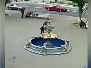 Ce papa avec son fils veut faire une photo sur une fontaine : mauvaise idée