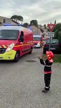 Les pompiers font un joli cadeau à ce petit garçon