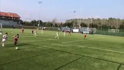 Clip: Con trai Ronaldo solo ghi bàn cho U9 Juventus