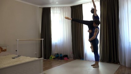 راقصو مسرح بولشوي يحافظون على لياقتهم رغم اجراءات العزل