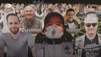 Torcedores de papelão para animar o time em jogos-fantasma