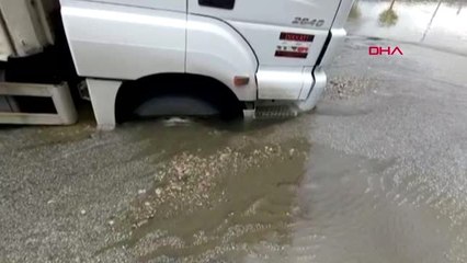 Tokat'ta kamyon çökme oluşan yola saplandı
