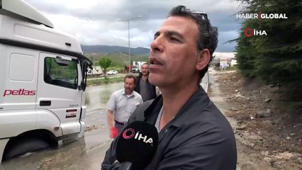 Boru patladı, kamyon çöken yolda saplandı