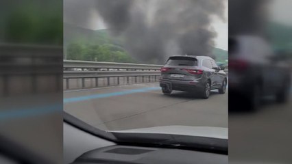 서울 외곽순환도로 달리던 승용차 화재 / YTN