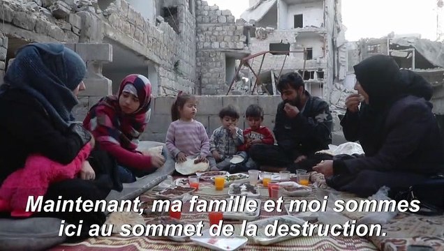 Des Syriens déplacés rompent le jeûne du Ramadan sur les décombres de leur ancienne maison