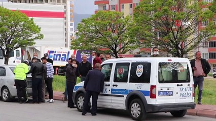 Refüjdeki ağaca çarpan otomobil takla attı: 3 yaralı