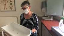 Dans une maison médicale, désinfection avec des bénévoles