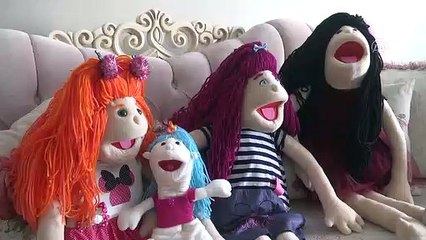 Guru TK Ini Gunakan Boneka untuk Mengajar Daring