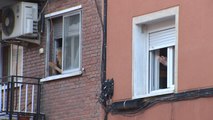 Los ciudadanos siguen aplaudiendo desde sus balcones