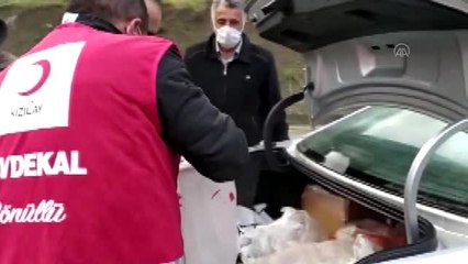 Heyelan nedeniyle yolda kalan şoförlere Türk Kızılay'dan iftar