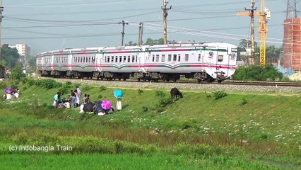 Subarna Express vs Jayentika Express Train of Bangladesh Railway Passing Each other.