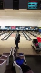 Coup impossible en Bowling réalisé par un enfant !