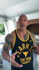 Dwayne Johnson toma un trago de su propio tequila