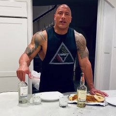 The Rock tomando un trago de tequila antes del lanzamiento