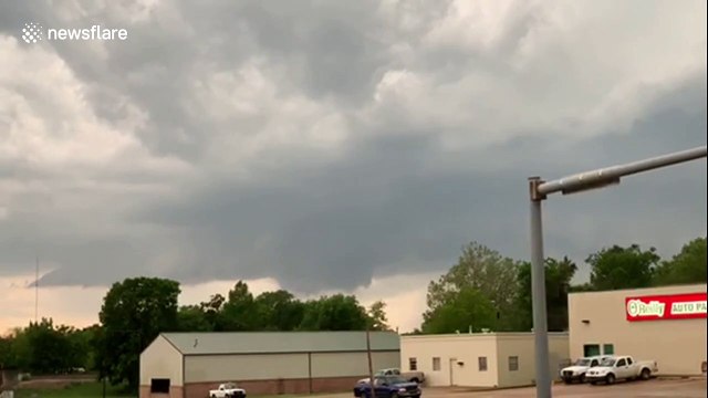 Amazing rotating wall cloud in Oklahoma