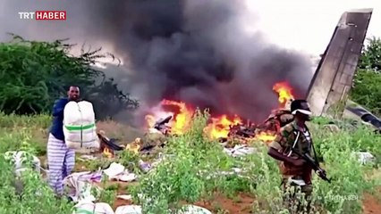 Somali'de düşen uçağın yanan enkazı görüntülendi