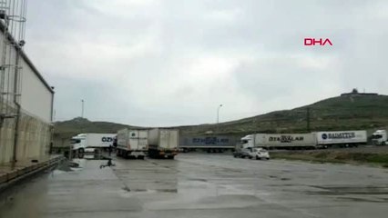 Gürbulak Sınır Kapısı'nda bekleyen tırların giriş işlemleri tedbirli olarak başladı-3.