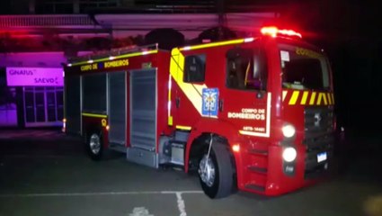 Galhos atingem rede elétrica e provocam incêndio na Rua Rio de Janeiro