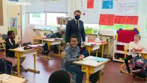 Macron visita una escuela para dar tranquilidad antes de la reapertura 