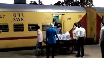 1200 यात्रियों को लेकर आ रही श्रमिक स्पेशल ट्रेन एक घंटे तक भोपाल स्टेशन पर रुकी