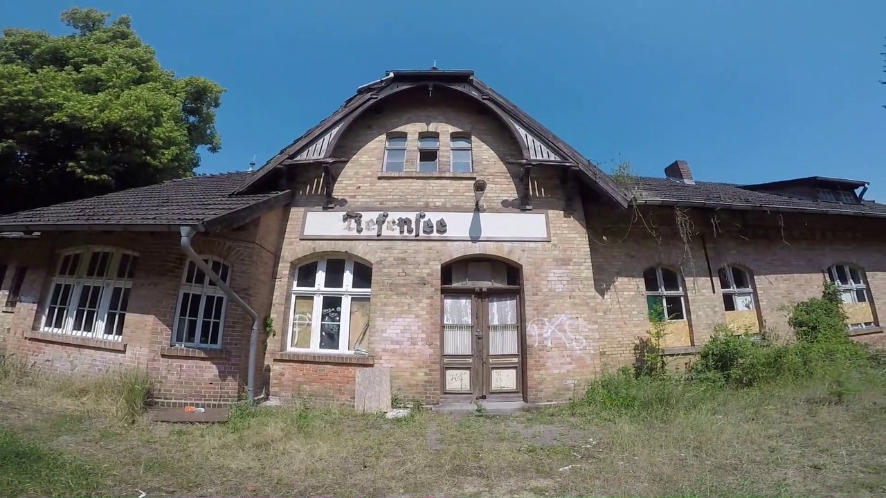 Railway station Tiefensee and railway wagon Lost Place