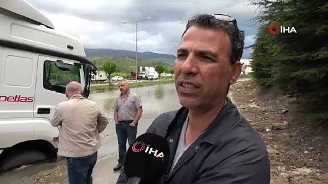 İÇME SUYU HATTI PATLAYINCA KAMYON ASFALTA SAPLANDI